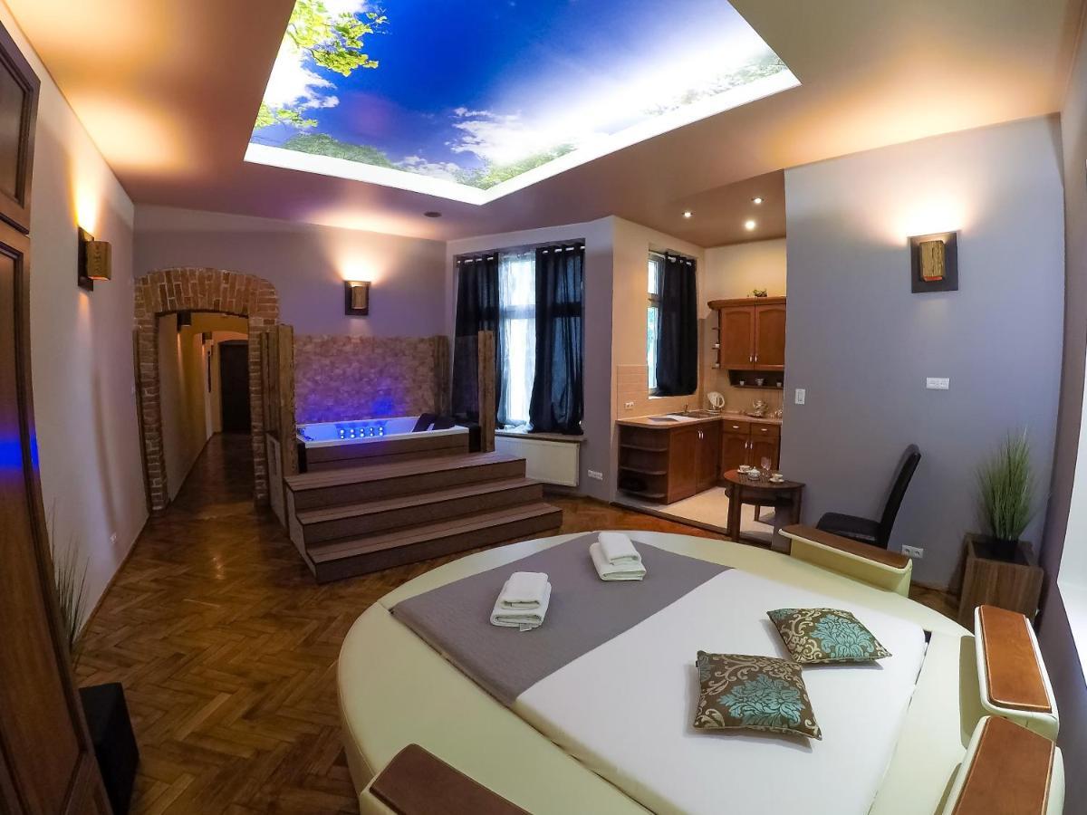 Queen Suite with Spa Bath
